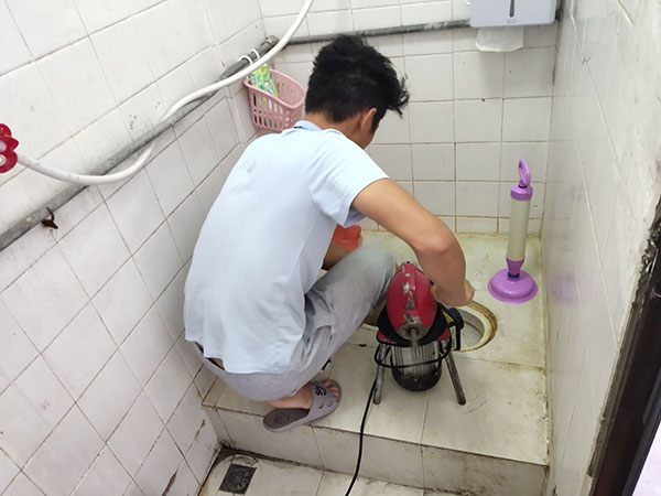 费县管道堵塞冒臭气 专业师傅现场解决问题